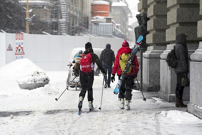 Bundesplatz. Mitten in Bern war am Donnerstag eine Person mit Langlauf-Skis unterwegs.