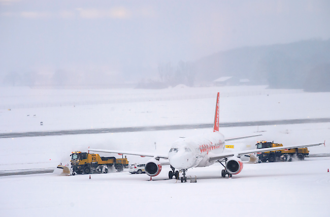 Die unerwartet starken Schneefälle haben den Flugbetrieb in Genf lahmgelegt.