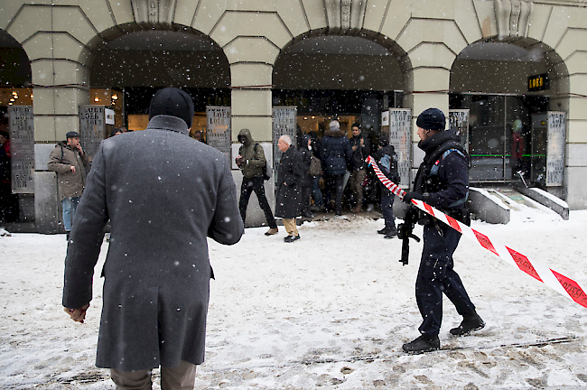 Die Polizei sperrt nach einer Drohung den Platz um die Heiliggeistkirche in Bern ab.