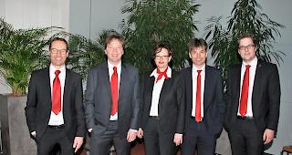 Der Vorstand des Verbandes der Oberwalliser Raiffeisenbanken blickt auf ein gutes Gesch&auml;ftsjahr zur&uuml;ck (v. links): Basil Zuber (Ausbildung), Peter Pollinger (Aktuar), Carmen Zenklusen (Pr&auml;sidentin), Gerold Oggier (Marketing) und Simon Franzen (Kassier).