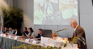 Toni Biderbost, Pr&auml;sident von Syna die Gewerkschaft Oberwallis (rechts), konnte am Samstagmorgen im Visper La Poste zahlreiche Gewerschafterinnen und Gewerkschafter zur Jubil&auml;ums-DV begr&uuml;ssen.