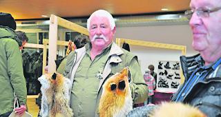 Verkauft. J&auml;ger Hanspeter Inniger verkaufte am Pelzfellmarkt kuschelige Fuchsfelle seiner selbst erlegten Tiere.  