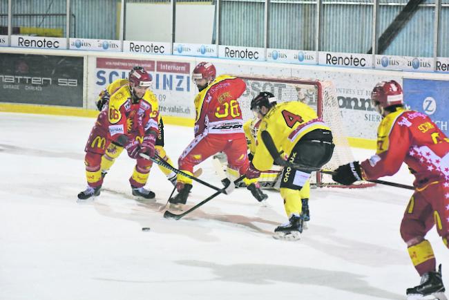 Marwan El Assaoui (links) und Christopher Depraz und der HC Siders verloren das zweite Finalspiel im Jura.