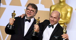 Guillermo de Toro und J. Miles Dale freuen sich &uuml;ber ihre Oscars.