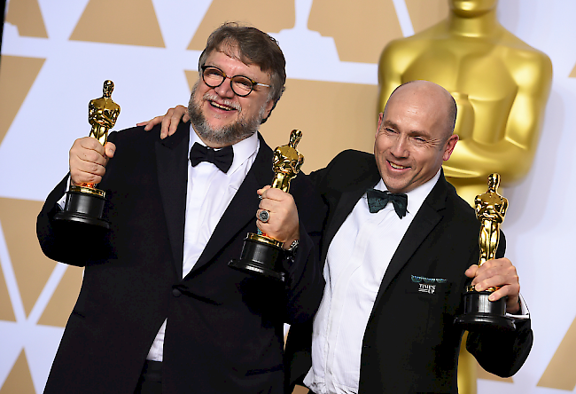 Guillermo de Toro und J. Miles Dale freuen sich über ihre Oscars.