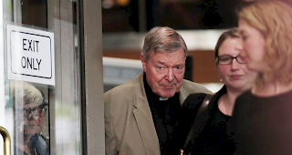 Kardinal George Pell verl&auml;sst das Gericht in Melbourne.