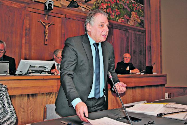 Unter Beschuss. Staatsrat Jacques Melly hat im Quecksilber-Dossier mächtig Ärger. Nun soll sich eine GPK damit beschäftigen.