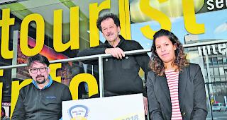 Mission f&uuml;rs Velo. Dean Henzen, Ulrich Werlen und M&eacute;lanie Biehl (von links) vor dem Tourismusb&uuml;ro gleich beim Bahnhof: Sie wollen, dass Visp &laquo;zu einem Bike-Mekka avanciert&raquo;. 