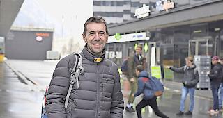 C&eacute;dric Bonn&eacute;bault am Visper Bahnhof: &laquo;Ich will Netzwerke zwischen Jugendlichen und Erwachsenen aufbauen.&raquo;
