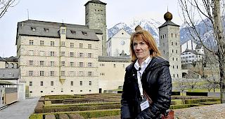 Romaine Nanchen vor dem Stockalperschloss.