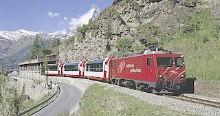 Vor Zermatt im Bereich &laquo;L&uuml;egelti&raquo; ist die Bahn gesch&uuml;tzt, die Strasse nicht.