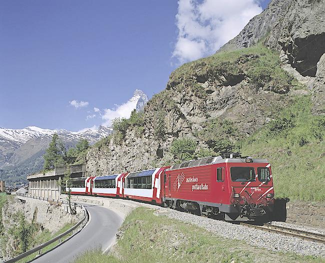 Vor Zermatt im Bereich «Lüegelti» ist die Bahn geschützt, die Strasse nicht.