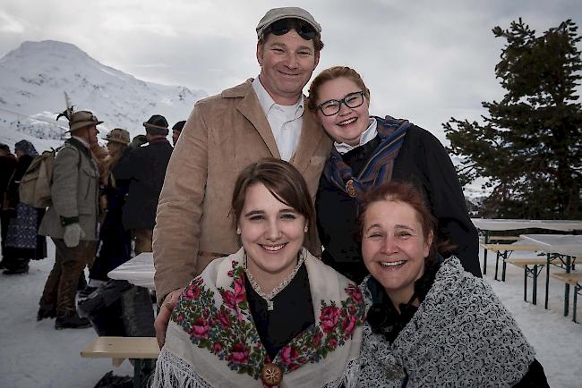 Patrick, 49, Viktoria, 18, Anna, 19, Carol Ruckstahl, 47, alle vier aus Naters.