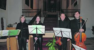 Grosser Beifall. Von links: Die Fl&ouml;tistinnen Eliane Locher-Walpen und Elena Locher, Violinist Paul Locher und Cellist Noah Locher. 