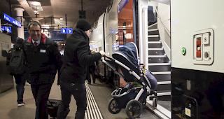 Test. Ein Mann steigt mit seinem Kinderwagen in den neuen Fernverkehr-Doppelstockzug der SBB &laquo;FV-Dosto&raquo;.