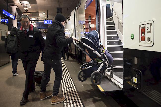 Test. Ein Mann steigt mit seinem Kinderwagen in den neuen Fernverkehr-Doppelstockzug der SBB «FV-Dosto».