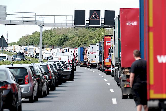 Flüchtlinge. In einem Lastwagen wurden in Deutschland über zwanzig Flüchtlinge aus dem Iran und dem Irak entdeckt (Symbolbild).