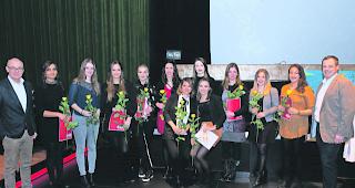 Stolz. Johann-Josef Jossen, Leiter SBB Contact Center (1. von links), Elias Sarbach, Aus- und Weiterbildungsverantwortlicher (1. von rechts), die Ausbildenden mit den ausgezeichneten Kundenberaterinnen. 