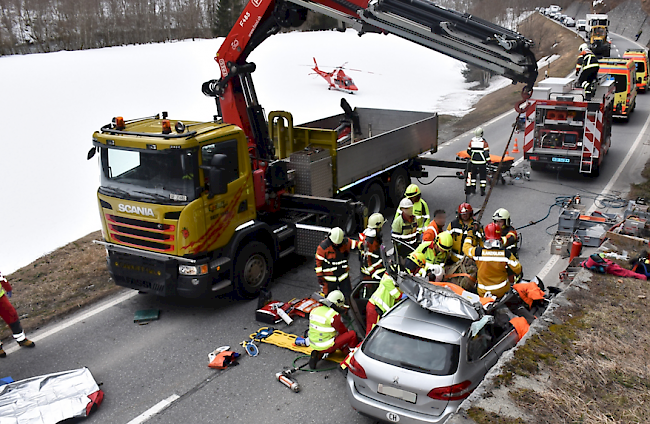 Ein anderthalb Tonnen schwerer Felsbrocken ist am Freitag im Bündner Oberland auf ein fahrendes Auto gestürzt und hat zwei der drei Insassen einklemmt.
