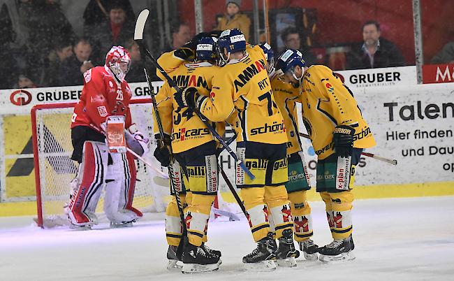 Jubelnde Langenthal-Spieler nach dem 0:3, für Visp und Torhüter Lory ist die Saison vorbei.