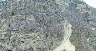 Dauer&uuml;berwacht. In der Nacht wird der Hang von hier aus mit einem Scheinwerfer beleuchtet. 