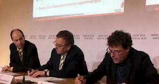 Pierre-Andr&eacute; Charbonnet (Dienstchef der kantonalen Finanzverwaltung), Staatsrat Roberto Schmidt und Philippe Venetz (Kantonsarchitekt) pr&auml;sentieren die neue Strategie f&uuml;r die Verwaltung des kantonalen Immobilienparks vor.