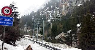 Da bleibt nicht mehr viel Platz zwischen Brocken und Geleise. 