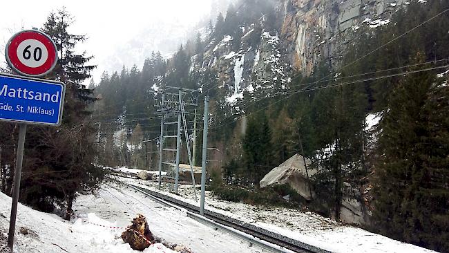 Da bleibt nicht mehr viel Platz zwischen Brocken und Geleise. 