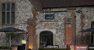 &Uuml;berwachung. Ein Polizist steht vor dem Pub in Salisbury, in dessen N&auml;he der fr&uuml;here russische Doppelagent Sergei Skripal entdeckt wurde.