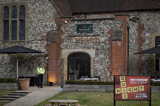 Überwachung. Ein Polizist steht vor dem Pub in Salisbury, in dessen Nähe der frühere russische Doppelagent Sergei Skripal entdeckt wurde.