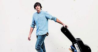 Unterwegs. Eine Stimme, eine Gitarre und ein paar elektronische Gadgets: Adrian Stern ist auf &laquo;Solo&raquo;-Tour unterwegs. 