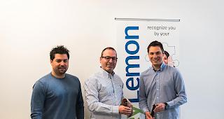 Yann Rodriguez (links) und Gilles Florey (rechts) von KeyLemon nehmen die Gl&uuml;ckw&uuml;nsche von Fr&eacute;d&eacute;ric Bagnoud (The Ark &ndash; in der Mitte) anl&auml;sslich des Verkaufs von KeyLemon an die ams AG entgegen.