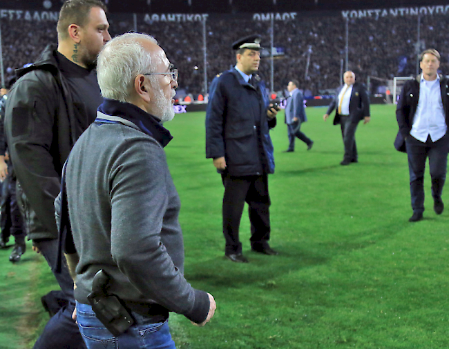 Zwei Tage nach seinem Revolver-Auftritt auf dem Fussballfeld hat der Besitzer des griechischen Erstligisten PAOK Saloniki, Iwan Savvidis, sich offiziell entschuldigt.