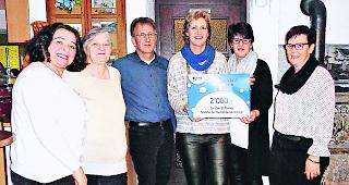 Unterst&uuml;tzung. Die Verantwortlichen der Syna Sektion Gesundheitswesen: Daniela Pollinger, Bernadette Mutter, Johann Tscherrig, Gaby Salzgeber und Albina Jordan (von links) bei der Check&uuml;bergabe an Carmen Kalbermatten von der Stiftung Sonne f&uuml;r behinderte Kinder (Vierte von links). 