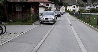 Solche falsch parkierten Autos sorgen in Baltschieder f&uuml;r &Auml;rger.