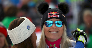 Sofia Goggia und Lindsey Vonn gratulieren sich gegenseitig.