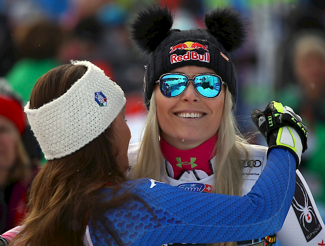 Sofia Goggia und Lindsey Vonn gratulieren sich gegenseitig.