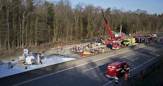 Unfallstelle. Beim Unfall auf der A2 wurde der Fahrer schwer verletzt.