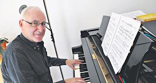 Ein Leben für die Musik. Noch-Musikdirektor Hansruedi K&auml;mpfen am Flügel in der Wohnung an der Briger Bahnhofstrasse.