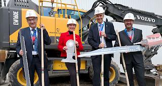 Beim Spatenstich. Gemeindepr&auml;sident Paul Biffiger, Scintilla-Direktorin Ute Lepple, Staatsrat Christophe Darbellay und Werksleiter Marzell Chanton.