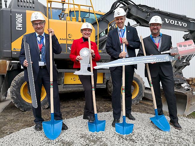 Beim Spatenstich. Gemeindepräsident Paul Biffiger, Scintilla-Direktorin Ute Lepple, Staatsrat Christophe Darbellay und Werksleiter Marzell Chanton.