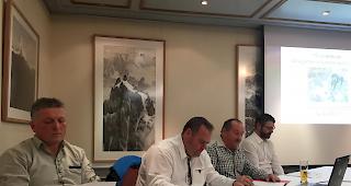 Anl&auml;sslich der Delegiertenversammlung des Oberwalliser J&auml;gerverbandes vom Freitagabend in Zermatt &auml;usserte sich Pr&auml;sident Rolf Collaud (Zweiter von links) besorgt &uuml;ber anstehende Abstimmungen zu Jagdabschaffungsinitiativen in den Kantonen Z&uuml;rich und Graub&uuml;nden.