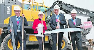 Mit Schaufel und Charme. Paul Biffiger, Gemeindepr&auml;sident St. Niklaus, Ute Lepple, Direktorin Scintilla, Staatsrat Christophe Darbellay und Werksleiter Marzell Chanton beim Spatenstich f&uuml;r den Erweiterungsbau.  