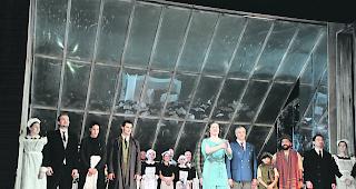 La-Poste-B&uuml;hne. Jolanta &ndash; im bl&auml;ulichen Kleid &ndash; das &uuml;brige Ensemble und das Orchester erhielten f&uuml;r ihre r&uuml;hrende Auff&uuml;hrung verdienten Applaus.  