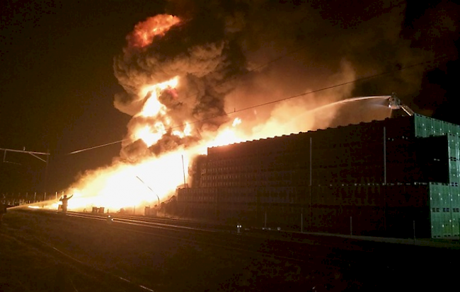 Bei einem nächtlichen Grossbrand auf einem Firmengelände im thurgauischen Egnach entstand Sachschaden in Millionenhöhe.