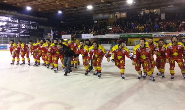 Der HC Siders feiert den Finalsieg gegen Franches Montagnes,