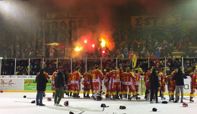 Der HC Siders feiert den Finalsieg gegen Franches Montagnes,