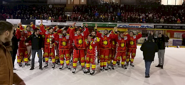 Der HC Siders feiert den Finalsieg gegen Franches Montagnes,