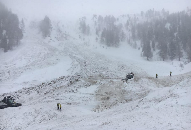 Die beiden geborgenen Franzosen wurden unter 6 Metern Schnee lokalisiert und geborgen.