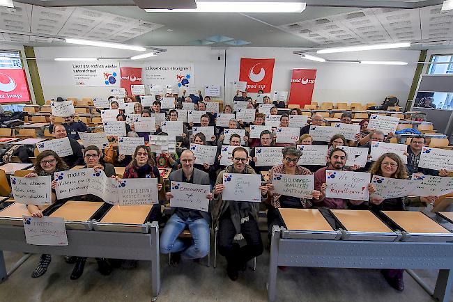 Rund 80 Lehrpersonen aus allen Regionen der Schweiz versammelten sich am Wochenende in Neuchâtel, um über die Arbeitsbedingungen zu diskutieren. 